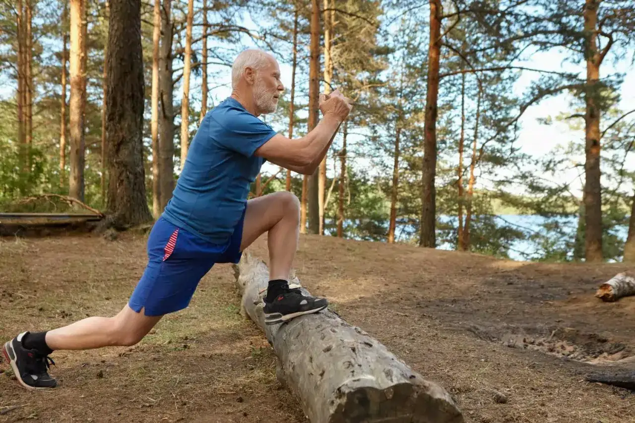 Seniorzy ćwiczący CrossFit, skalowane ćwiczenia dla os&oacute;b starszych