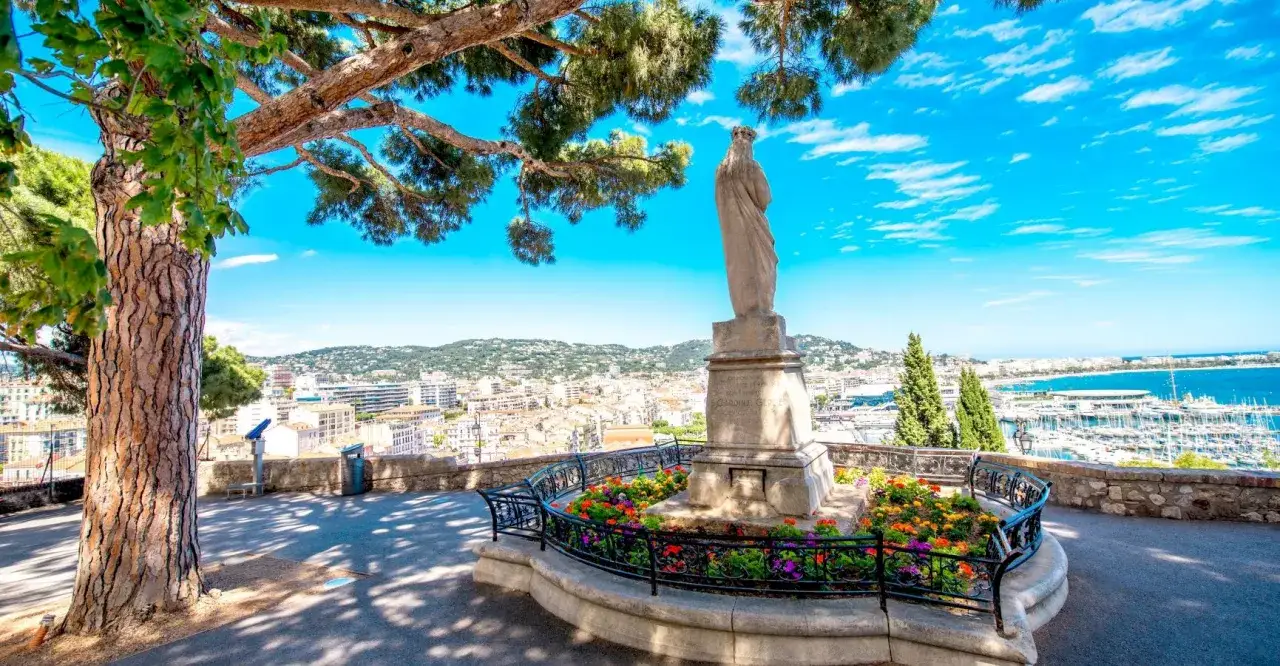 Pomnik na wzgórzu w Cannes, skąd roztacza się widok na miasto i port. Idealne miejsce, by zobaczyć Cannes z góry.