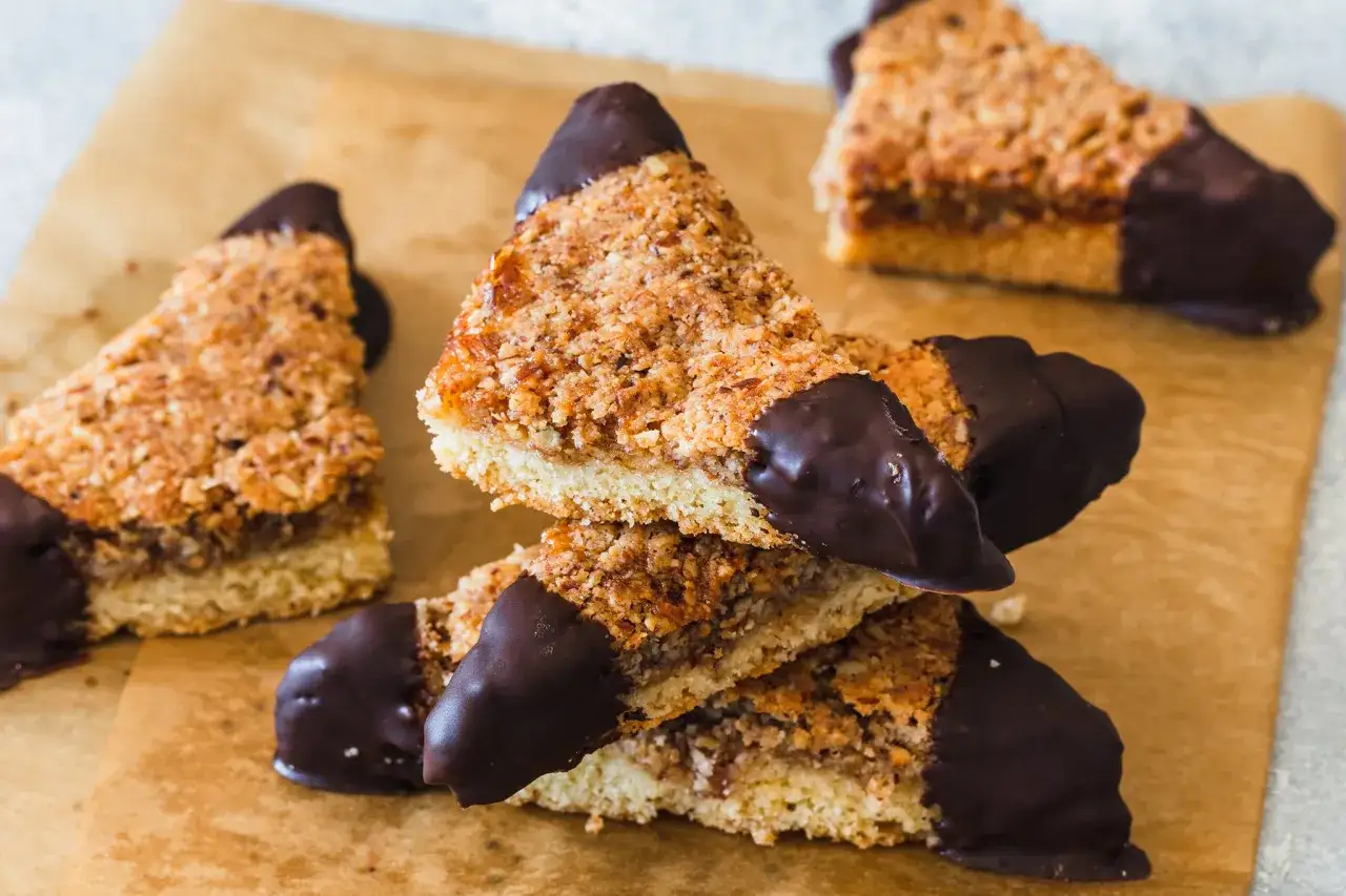 Dreieckige Nussecken mit Schokoladenspitze, perfekt für ein Nussecken Rezept.