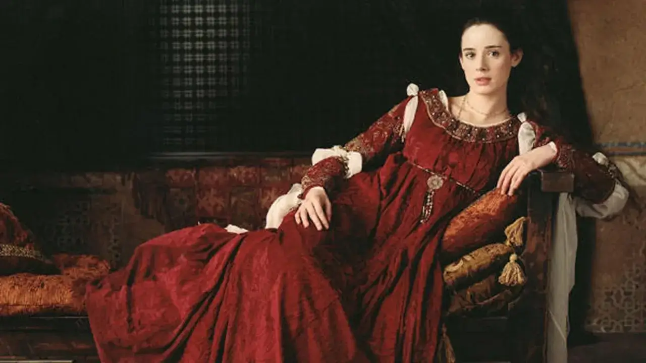 Juana la Loca, con su vestido rojo, evoca la pregunta de cuántos hijos tuvo.