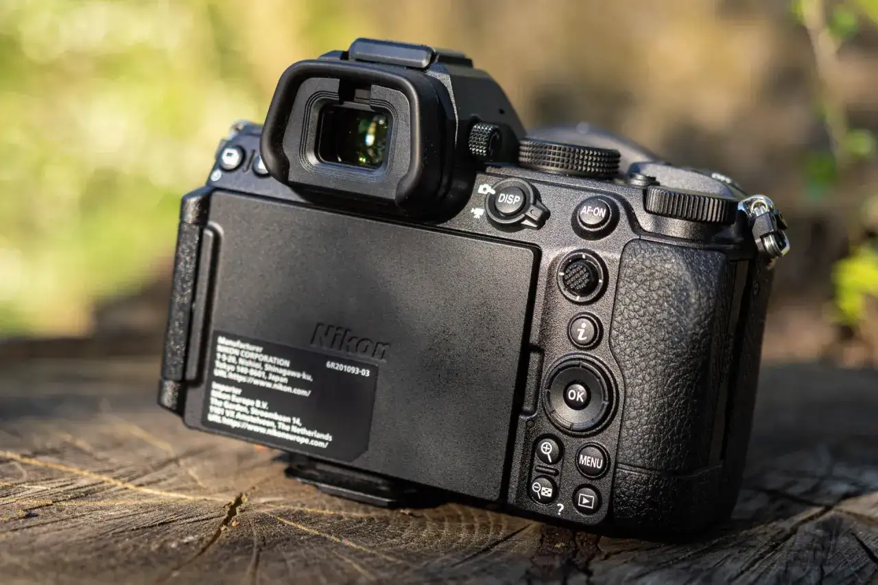 Tył aparatu Nikon Z5, gotowy do testów w plenerze. Widoczne przyciski sterujące i ekran.
