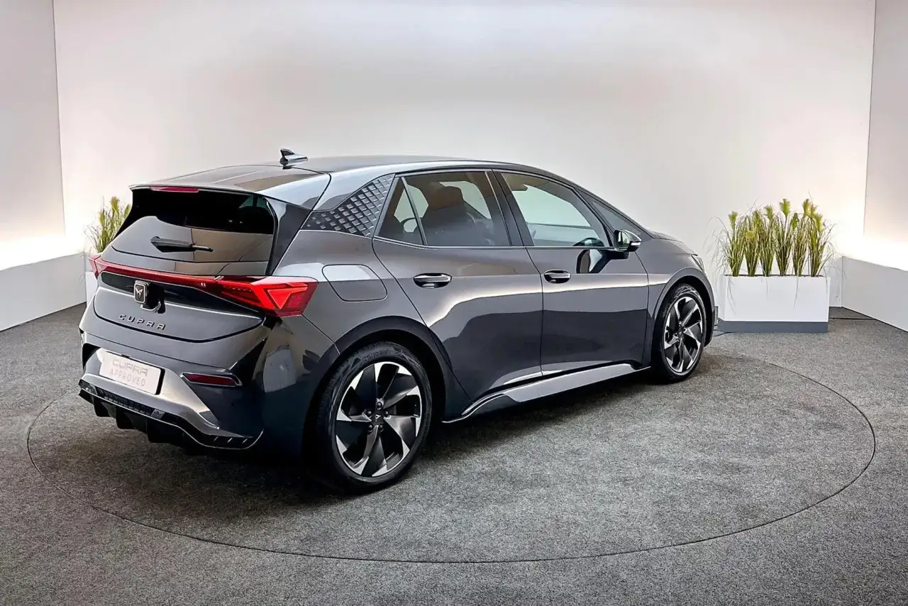 M&ouml;rkgr&aring; Cupra Born, en elbil med sportig design. En potentiell cupra born problem kan vara dess r&auml;ckvidd.