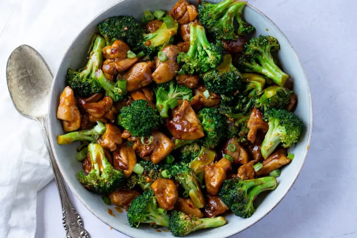 En sk&aring;l med kyckling och broccoli i en glansig s&aring;s. En h&auml;lsosam m&aring;ltid utan kolhydrater och socker, perfekt f&ouml;r en snabb middag.