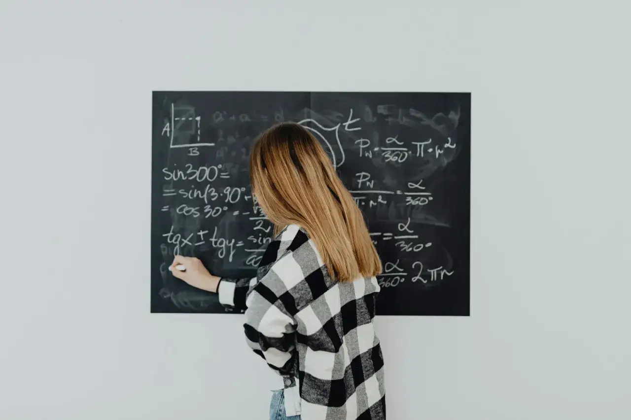 Dziewczyna pisze wzory matematyczne na tablicy. Ile czasu zajmie jej rozwiązanie tych zadań?