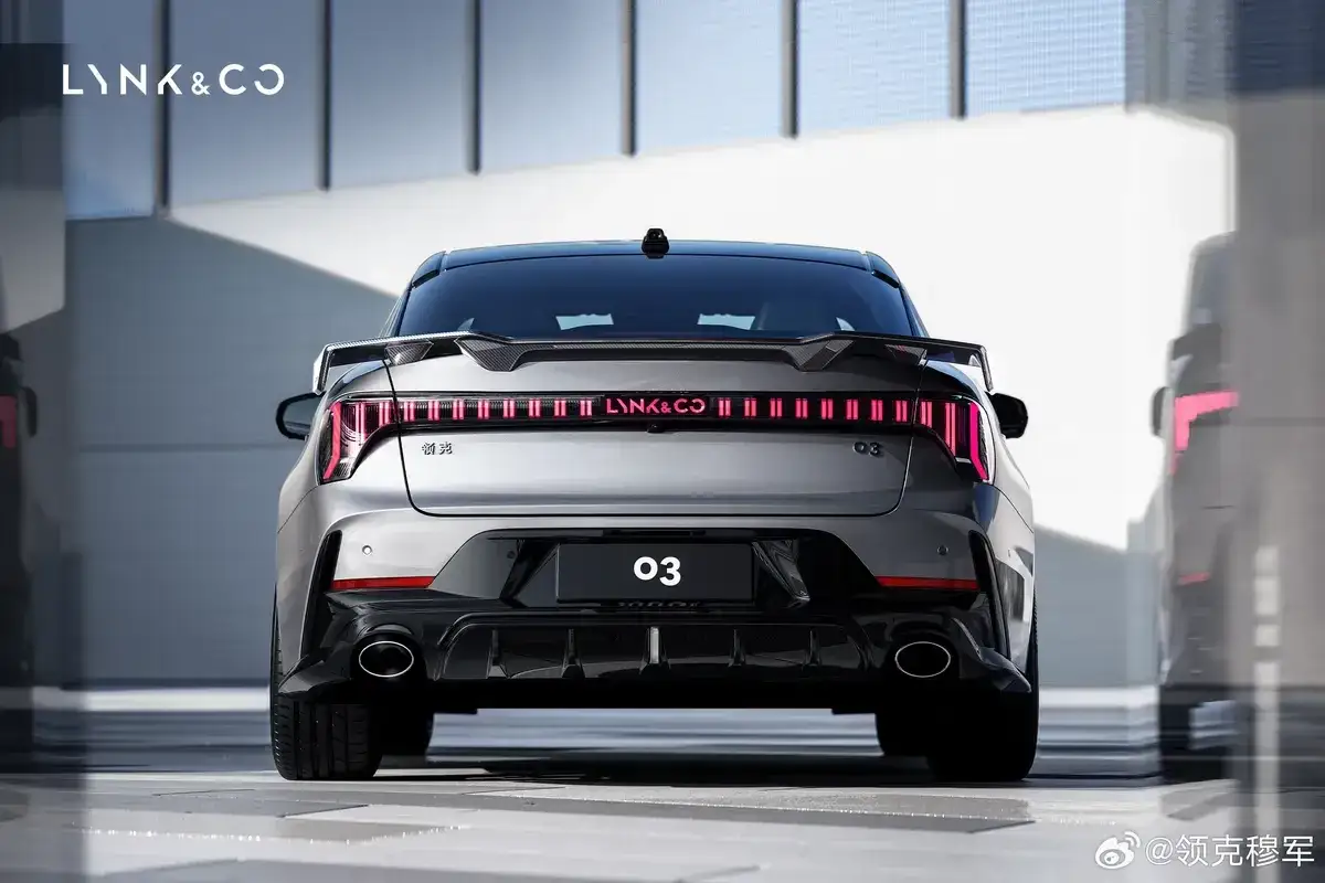 Der sportliche Lynk & Co 03+ mit markanter LED-Heckleiste und Diffusor.