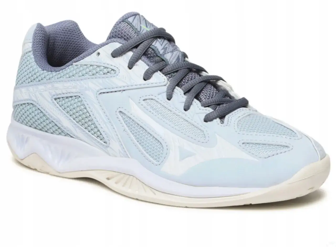 Lekki, błękitny but sportowy Mizuno Ghost Shadow z siateczkową cholewką i szarymi sznurówkami.
