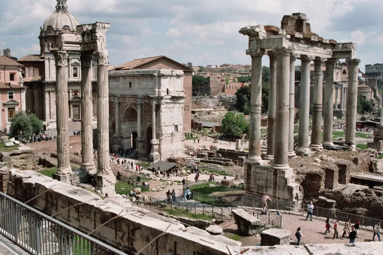 Ruiny Forum Romanum, serce starożytnego Rzymu, z łukiem Septymiusza Sewera i kolumnami.