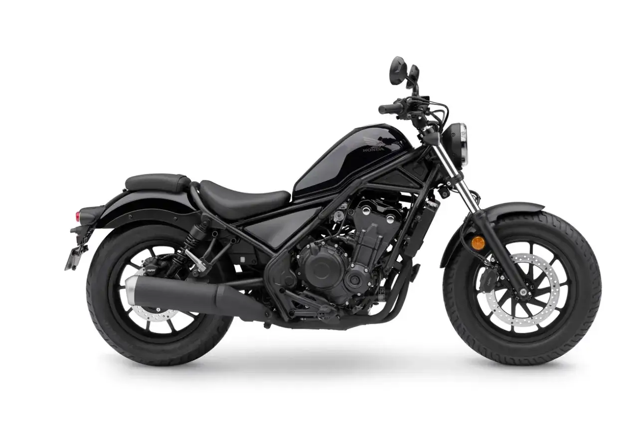 Czarny motocykl Honda Rebel 125. Dane techniczne tego stylowego cruisera zachwycają.