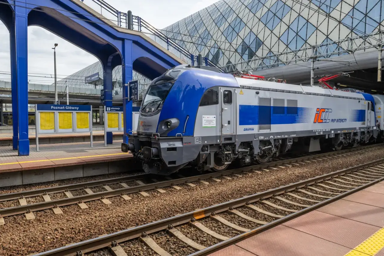 Pociąg PKP Intercity na stacji Poznań Główny, gotowy do podróży do Pragi.