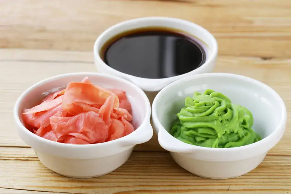 sos sojowy wasabi imbir gari na talerzu