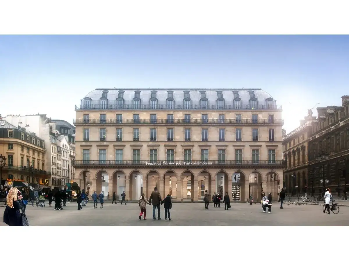 La **Fondation Cartier** pour l'Art Contemporain, un b&acirc;timent parisien &eacute;l&eacute;gant, se dresse sur une place anim&eacute;e o&ugrave; des passants fl&acirc;nent sous un ciel bleu.