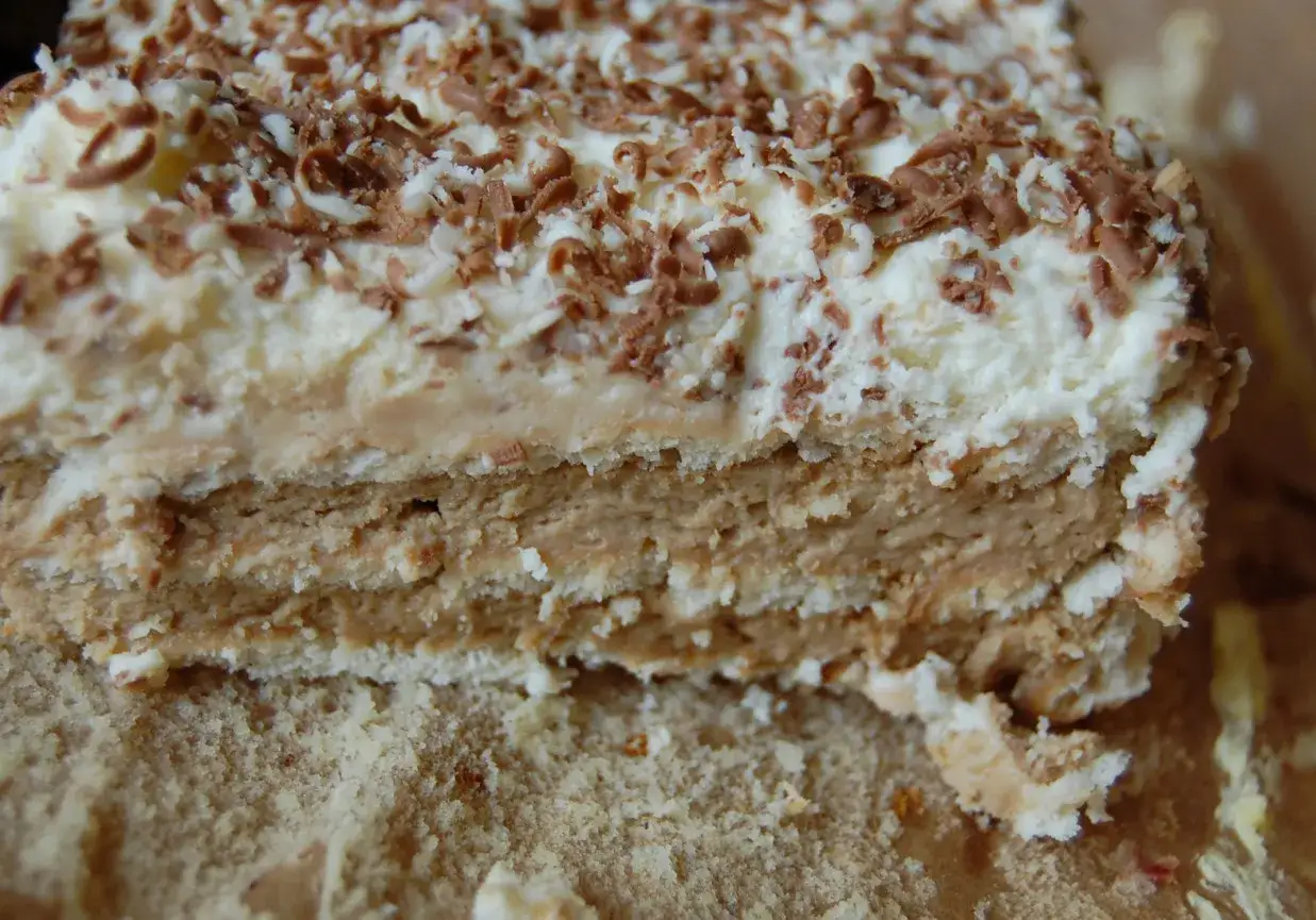 Warstwowe ciasto cappuccino z mascarpone, posypane wiórkami czekolady. Idealne na deser.