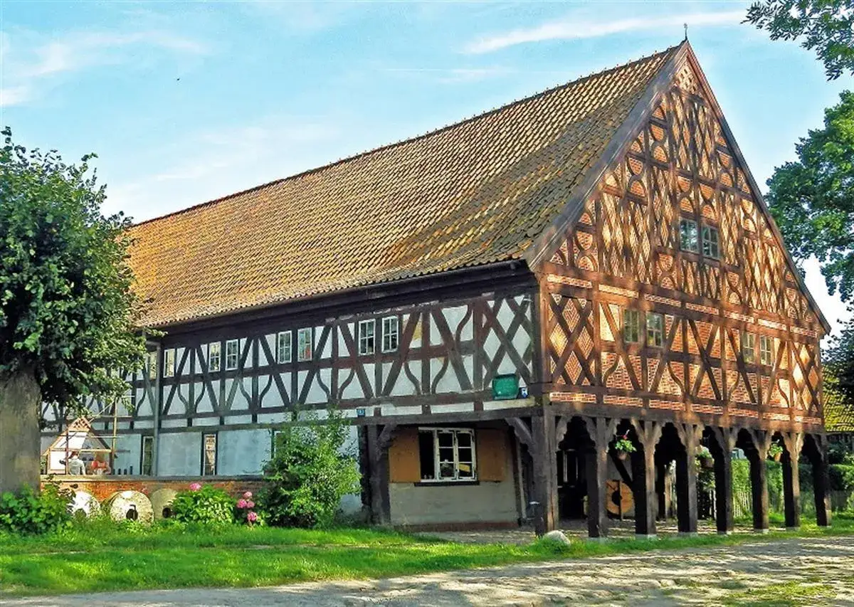 Dom podcieniowy z muru pruskiego, część szlaku mennonit&oacute;w.