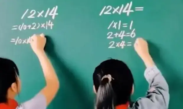 dziecko rozwiązujące łamigłówkę matematyczną