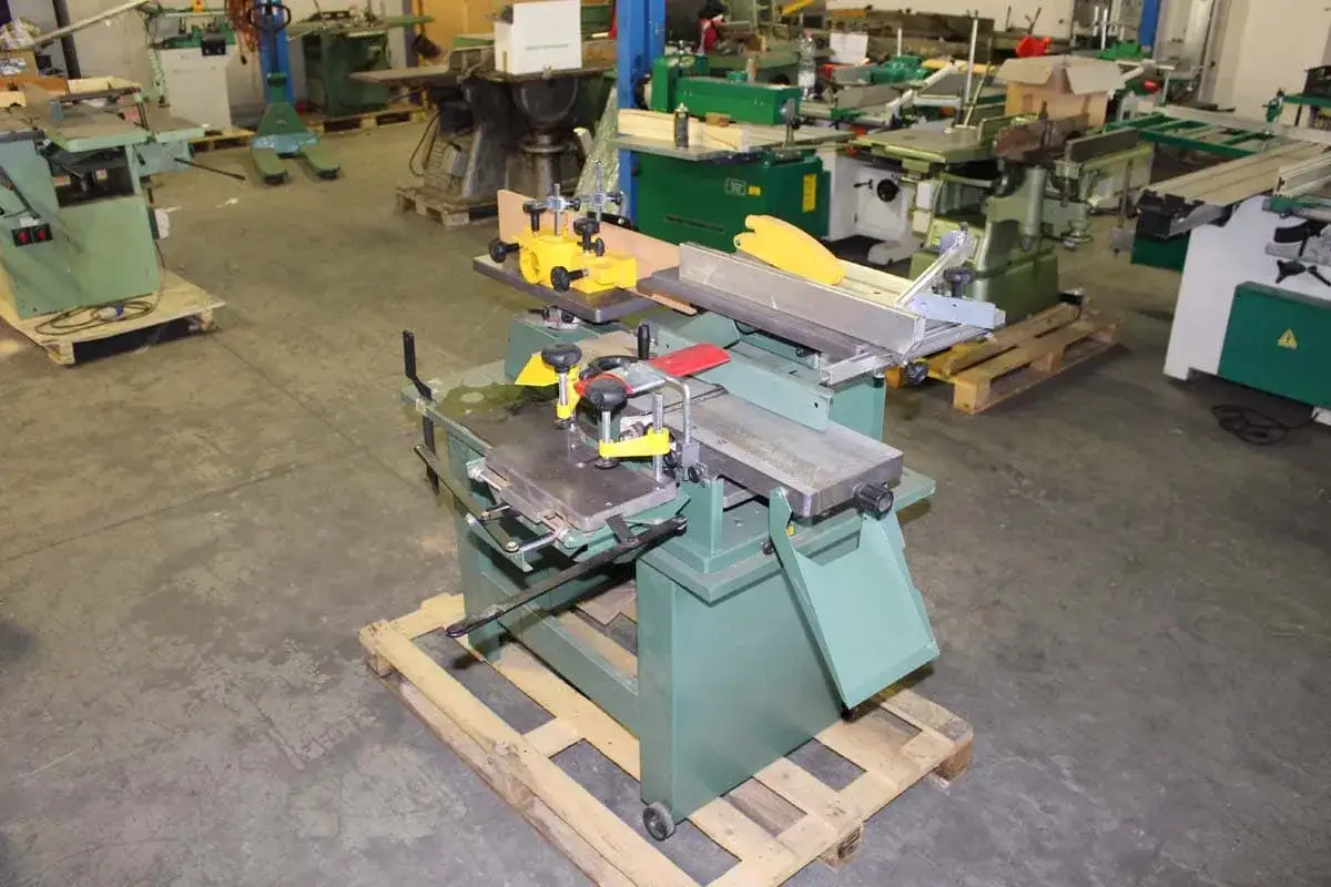 Un combiné kity occasion, machine à bois polyvalente, est prêt pour de nouveaux projets.
