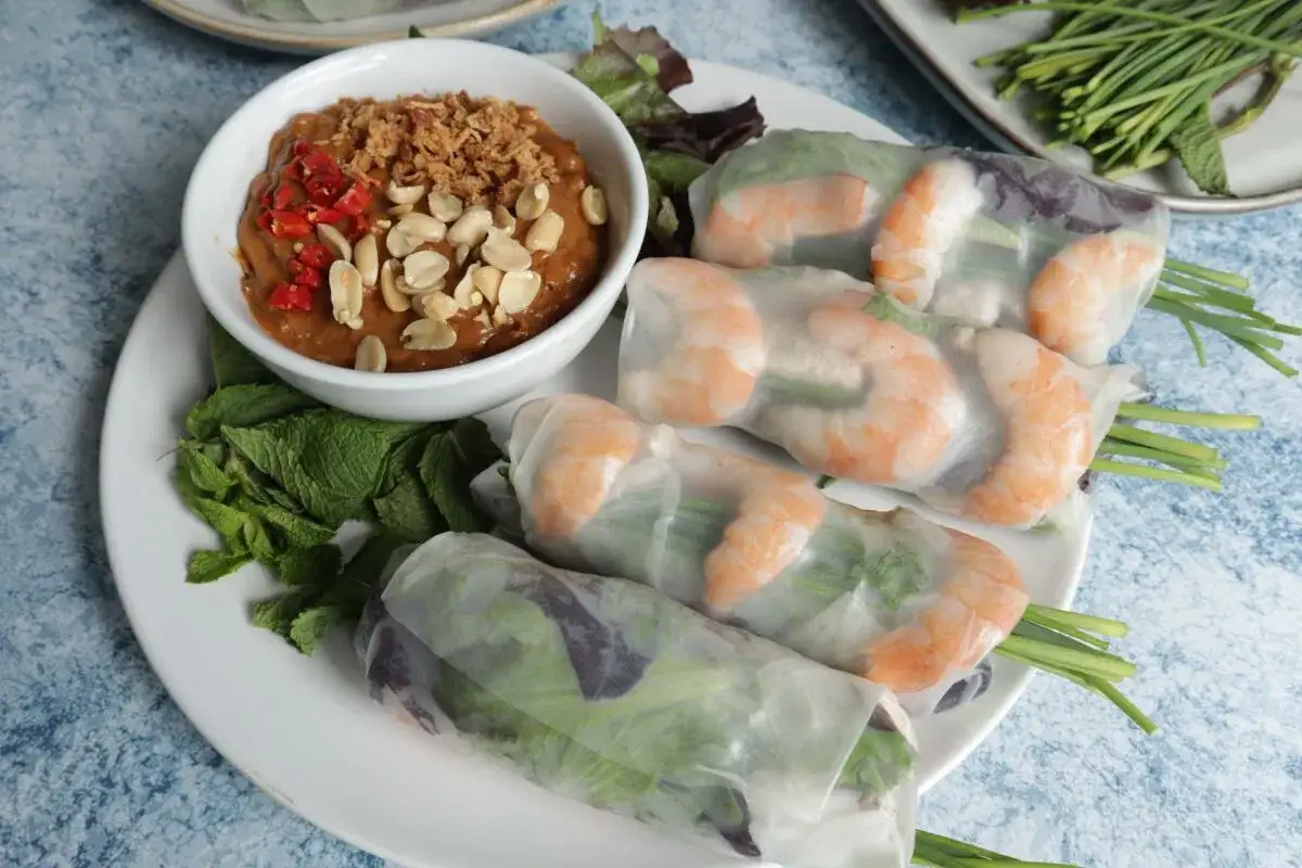 Rollitos de verano frescos con camarones, hierbas y salsa de cacahuete.