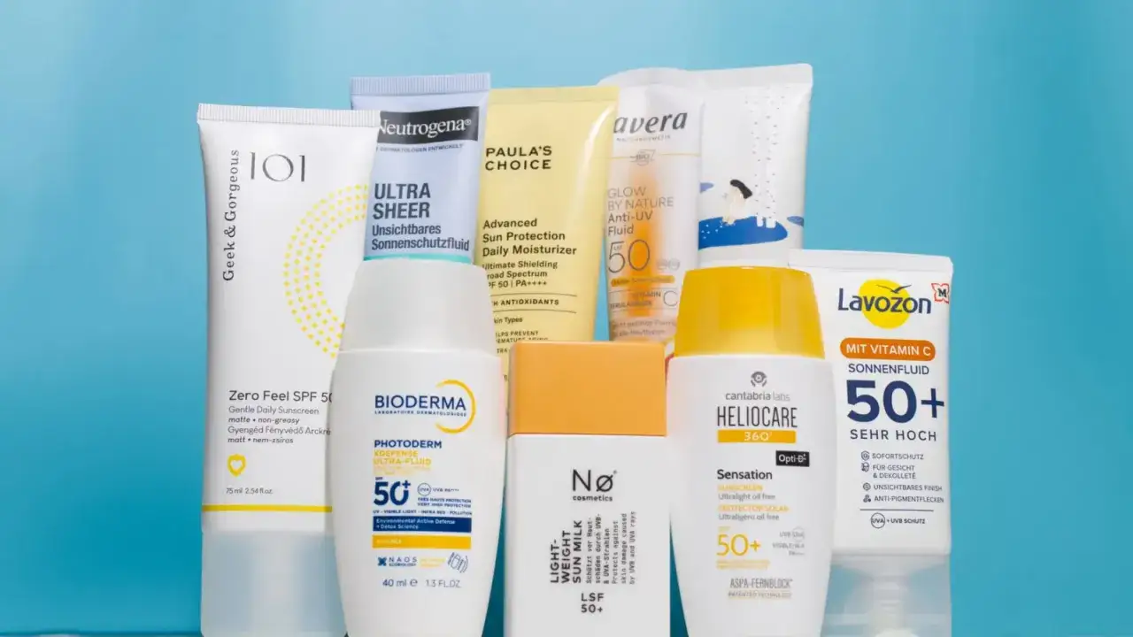 Eine Sammlung von Sonnencremes mit LSF 50 für das Gesicht, darunter Marken wie Paula's Choice und Lavera, bereit für den Sonnenschutz.