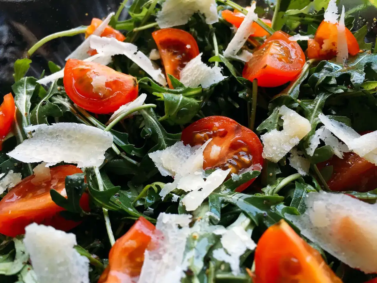 Frischer Rucola Salat mit saftigen Kirschtomaten und gehobeltem Parmesan. Ein Genuss f&uuml;r jeden Tag.