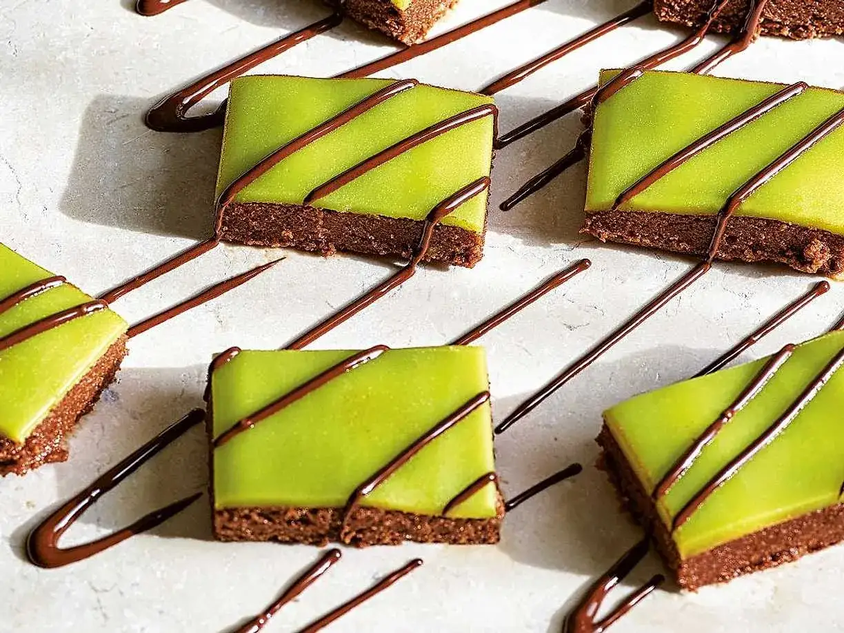 Gröna dammsugare i långpanna, dekorerade med choklad.