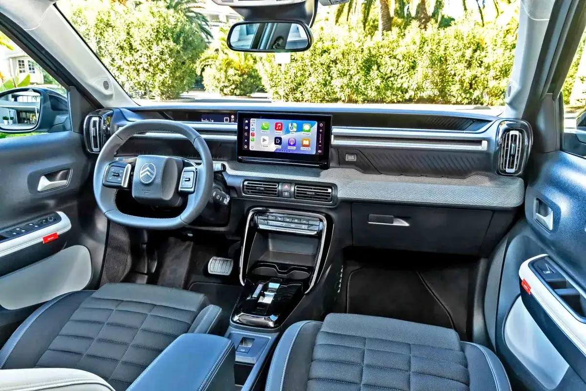 Wnętrze Citroen C3 Aircross. Kierownica, ekran multimediów i wygodne fotele. Wiele osób chwali citroen c3 aircross opinie o komforcie.