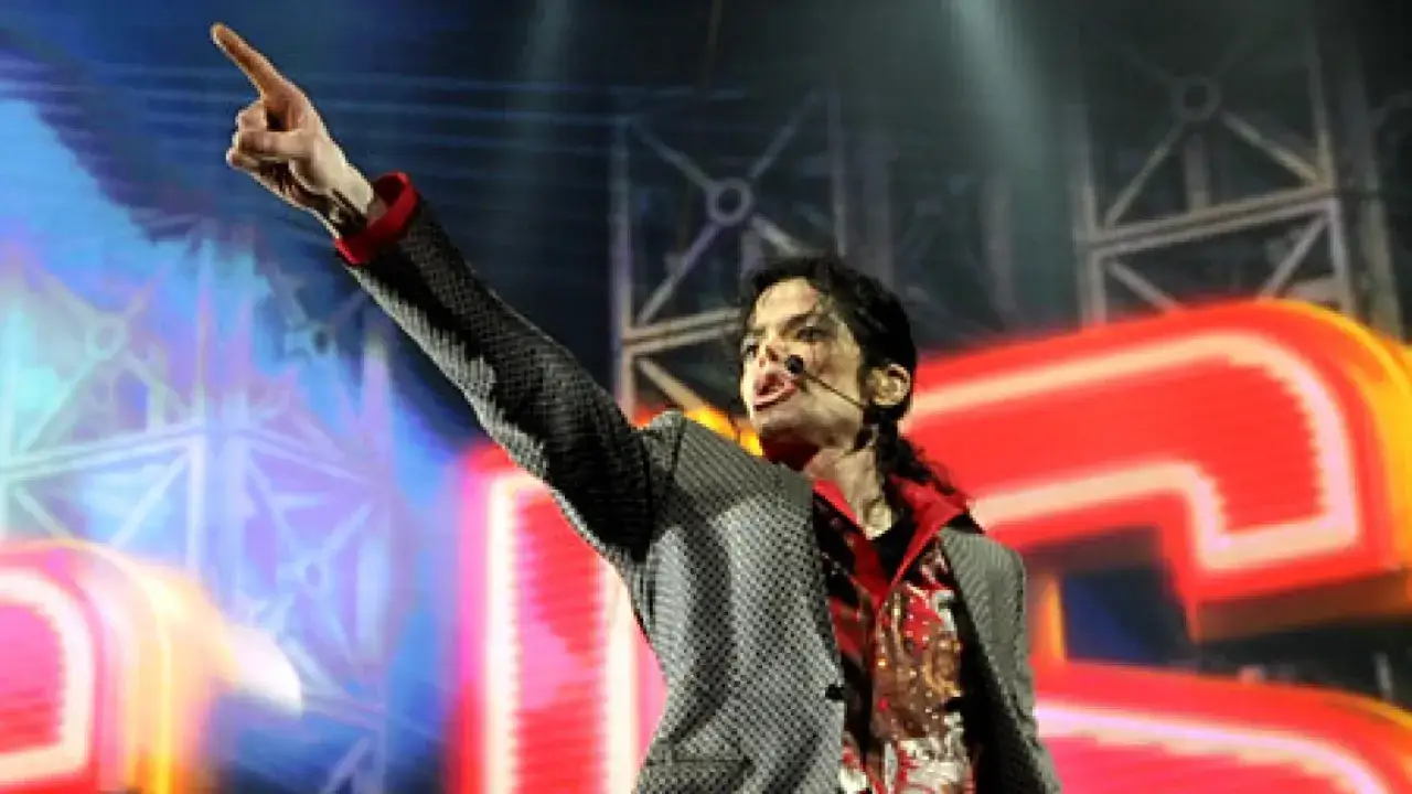 Michael Jackson 2009, der King of Pop, zeigt auf der Bühne seine ikonische Geste.