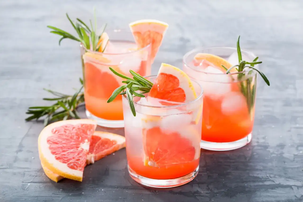 Erfrischender Gin Tonic mit Grapefruit und Rosmarin. Perfekt für einen Sommerabend.