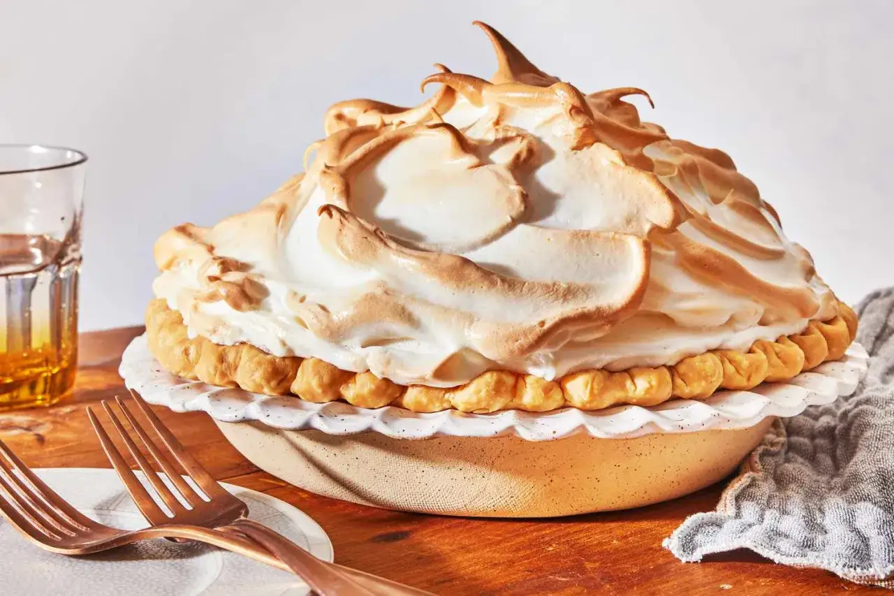 Delicioso pastel de lim&oacute;n con merengue dorado, perfecto para tu pr&oacute;xima receta de lemon pie.
