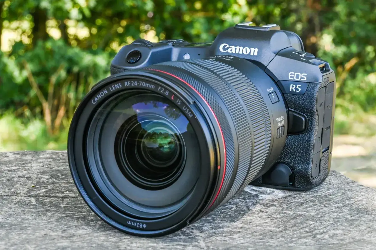Canon EOS R5 z obiektywem RF 24-70mm F2.8 L IS USM na kamiennym blacie, gotowy do uchwycenia piękna natury.