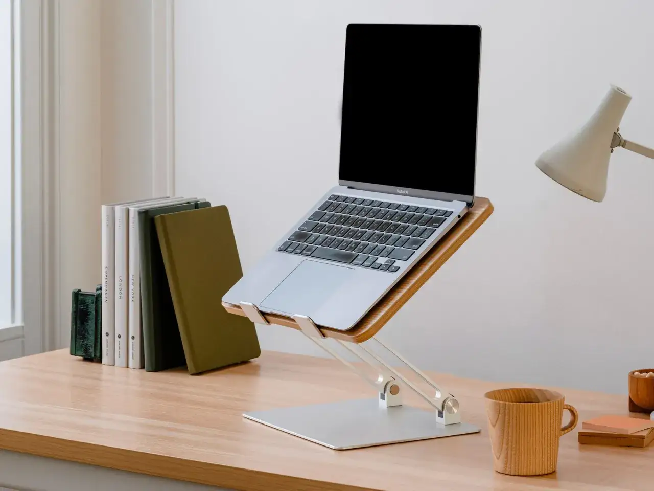 Ergonomiczne stanowisko do pracy zdalnej z laptopem na stojaku. Idealne do dodatkowej pracy zdalnej.