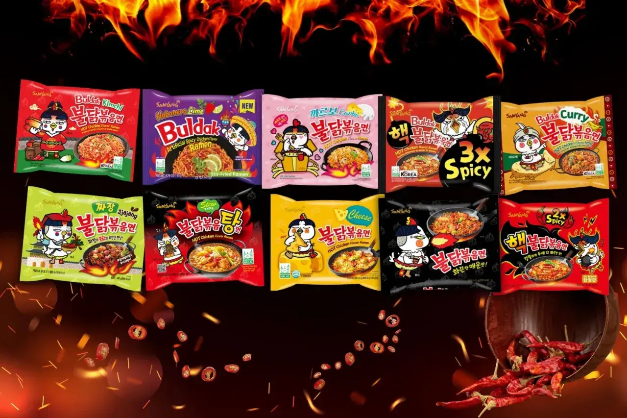 Buldak ramen w sklepie, p&oacute;łka z makaronami instant, r&oacute;żnorodne smaki Buldak