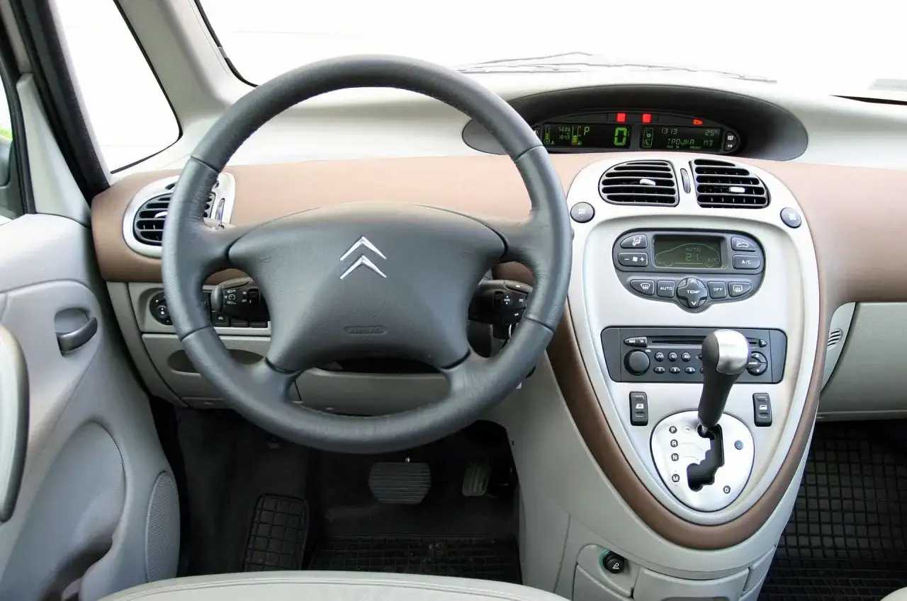 Wnętrze Citroen Xsara z kierownicą, panelem radia i automatyczną skrzynią biegów.