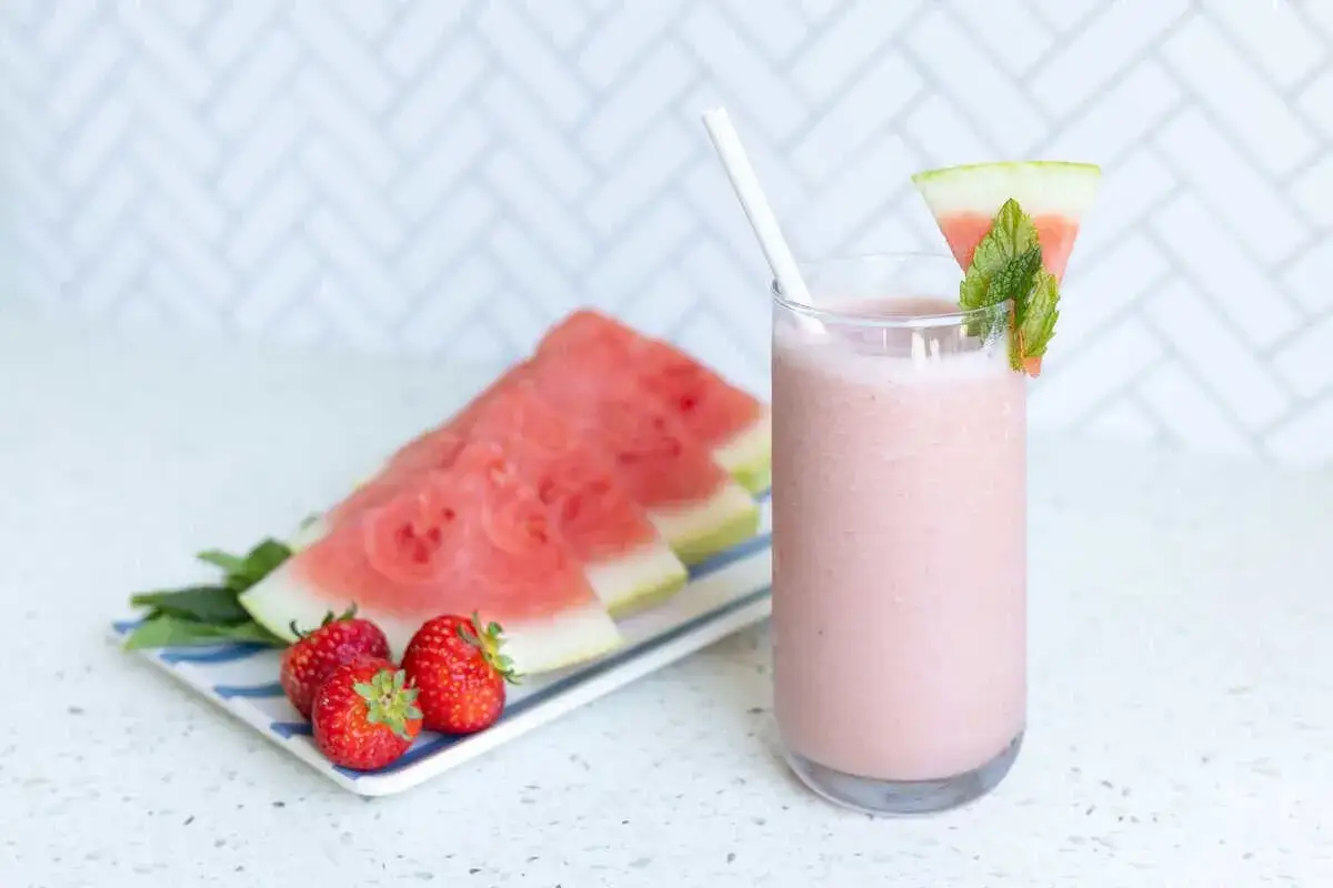 Erfrischender Erdbeer-Wassermelonen-Smoothie, perfekt für einfache smoothie rezepte. Mit frischen Erdbeeren und Wassermelonenspalten garniert.