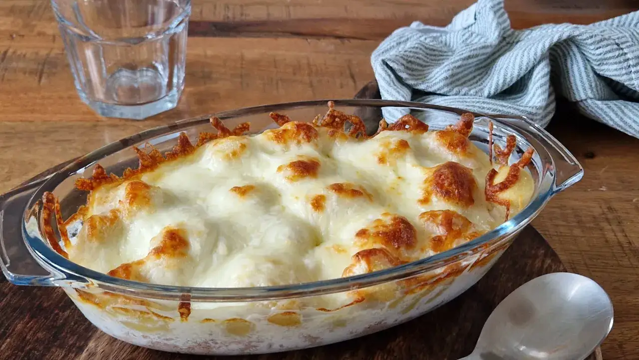 Un plat de gratin de gnocchi dor&eacute; et gratin&eacute;, pr&ecirc;t &agrave; &ecirc;tre d&eacute;gust&eacute;.