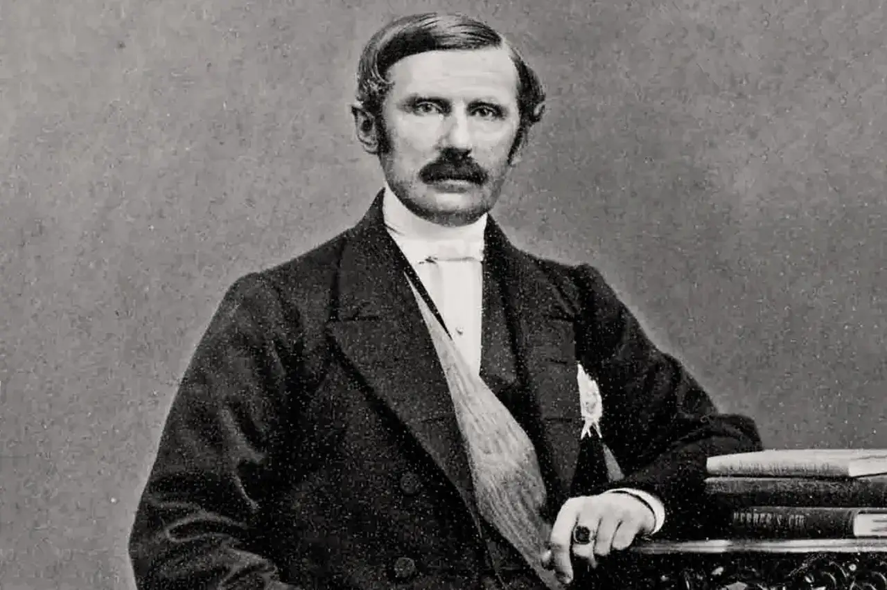 Johan August Gripenstedt, en svensk greve och politiker, porträtterad med mustasch och klädd i mörk kavaj.