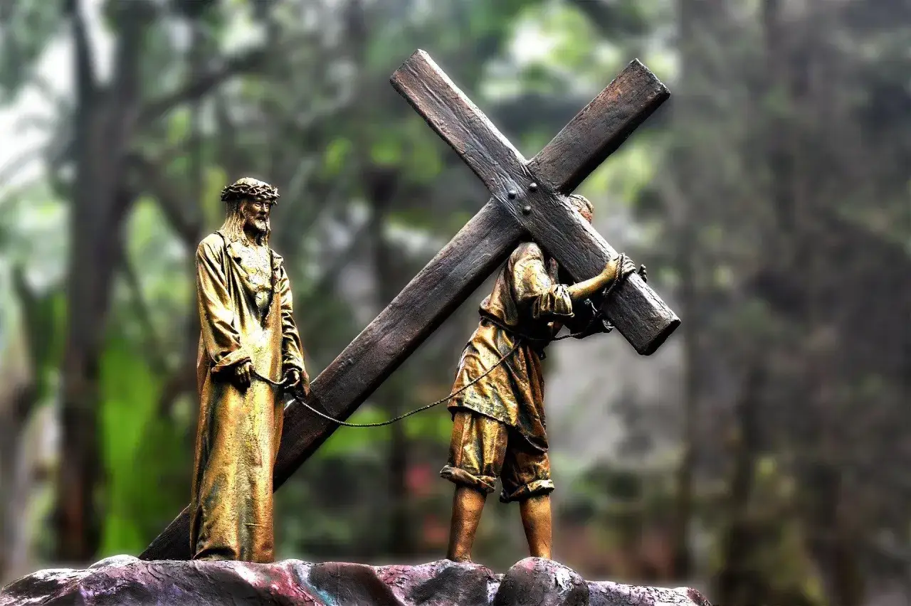 Rzeźba przedstawia Jezusa z koroną cierniową i człowieka dźwigającego krzyż. Symbolika drogi krzyżowej przypomina o poście i refleksji, a nie o tym, czy w Wielki Piątek można jeść mięso.