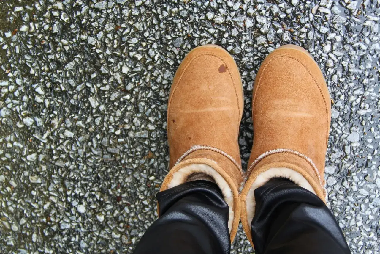 Brązowe buty zamszowe z plamą na jednym z nich. Zastanawiasz się, czym wyczyścić buty zamszowe?