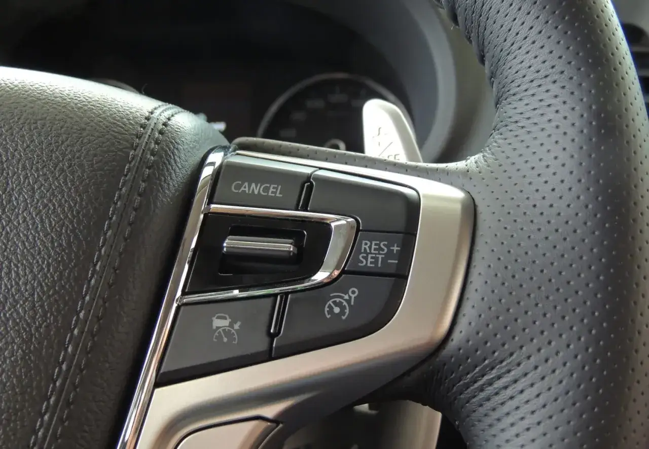 Boutons du volant pour le régulateur et le limiteur de vitesse.