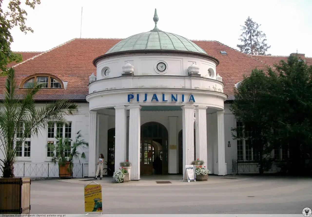 Pijalnia w Polanicy Zdrój z kolumnadą i kopułą. Wita gości, oferując relaks i zdrowie.