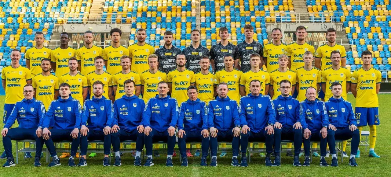 Drużyna Arki Gdynia w komplecie, gotowa na nowe wyzwania. Zobaczcie, kto wzmocnił skład w ramach ostatnich arka gdynia transfery.
