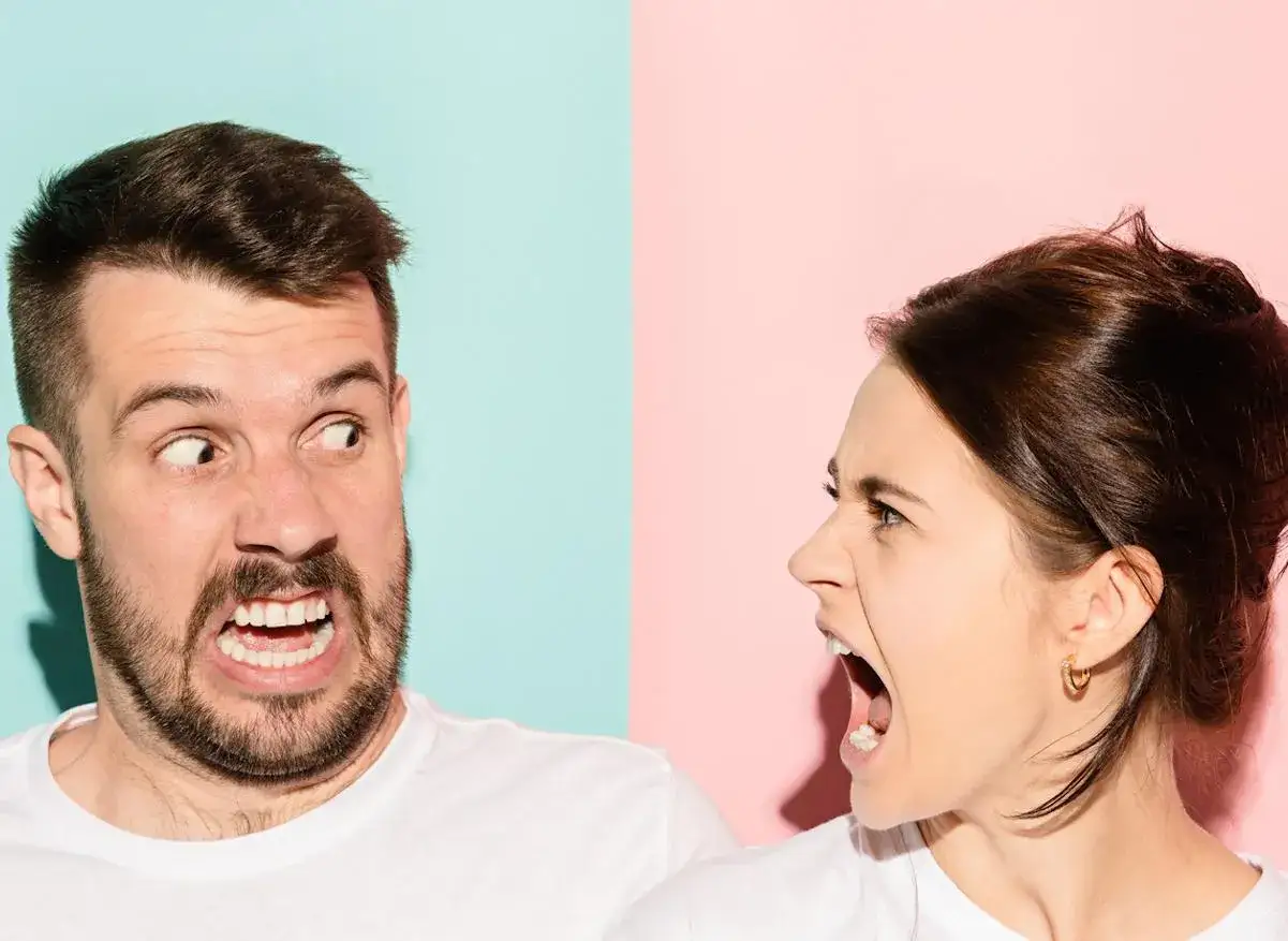 Un homme et une femme se crient dessus, visages déformés par la colère. Je l'aime mais je ne le supporte plus, semble-t-il.