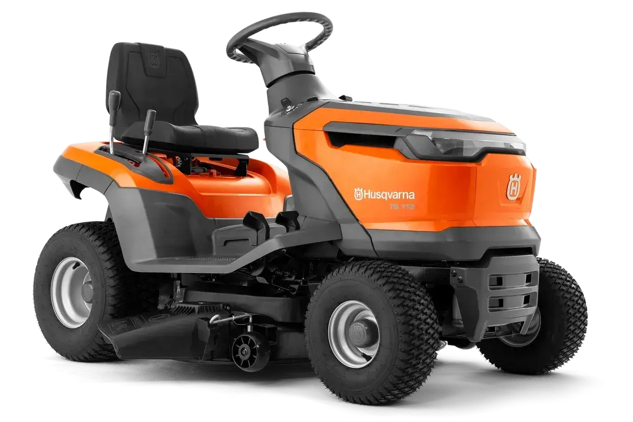 Pomarańczowy traktorek ogrodowy Husqvarna TS 112. Szukasz odpowiedzi na pytanie: jaką kosiarkę traktorek kupić forum?