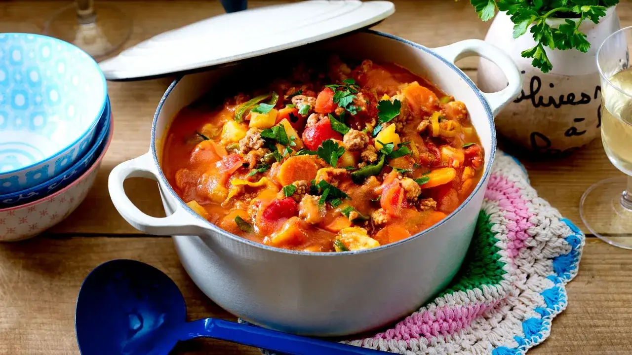 Herzhaftes Eintopfgericht mit Hackfleisch, Karotten, Kartoffeln und Tomaten, garniert mit Petersilie. Perfekt f&uuml;r gem&uuml;tliche Abende.