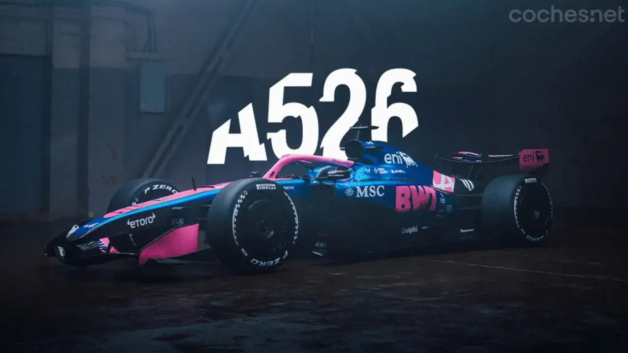 El coche de **Alpine F1** A526, con su diseño azul y rosa, listo para la competición.