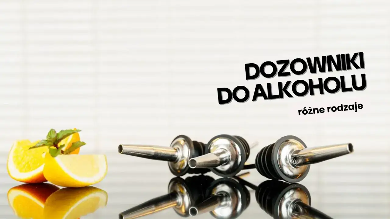 Kilka nalewaków do alkoholu na błyszczącym blacie, obok plasterków cytryny i pomarańczy z miętą.