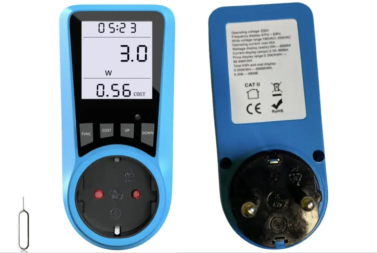 Niebieski miernik zużycia energii pokazuje 3.0W i 0.56€ kosztu. Urządzenie mierzy kwh.