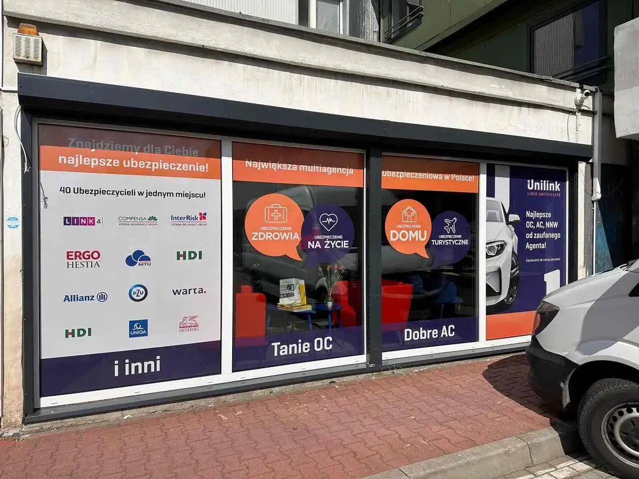 Witryna sklepowa z ofertami ubezpieczeń: logo firm, ikony ubezpieczeń (zdrowie, życie, dom, turystyka), hasła reklamowe.