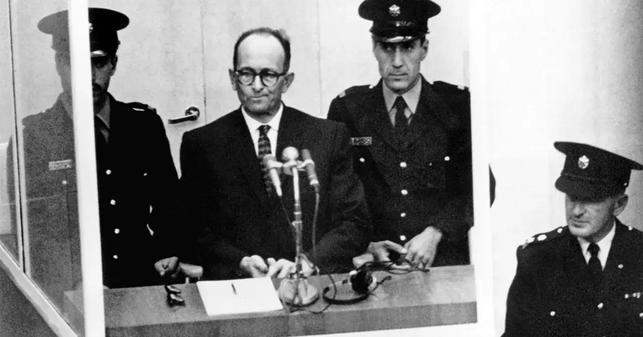 Adolf Eichmann w szklanej kabinie, otoczony strażnikami. Myśląc o swoich zbrodniach, nie m&oacute;gł zapomnieć o cierpieniu dzieci.