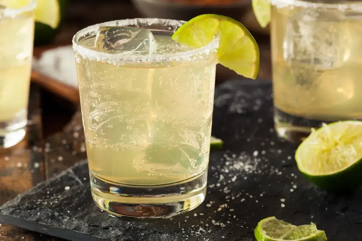 Klassiskt margarita recept med is, lime och saltkant. Perfekt för en festlig kväll!