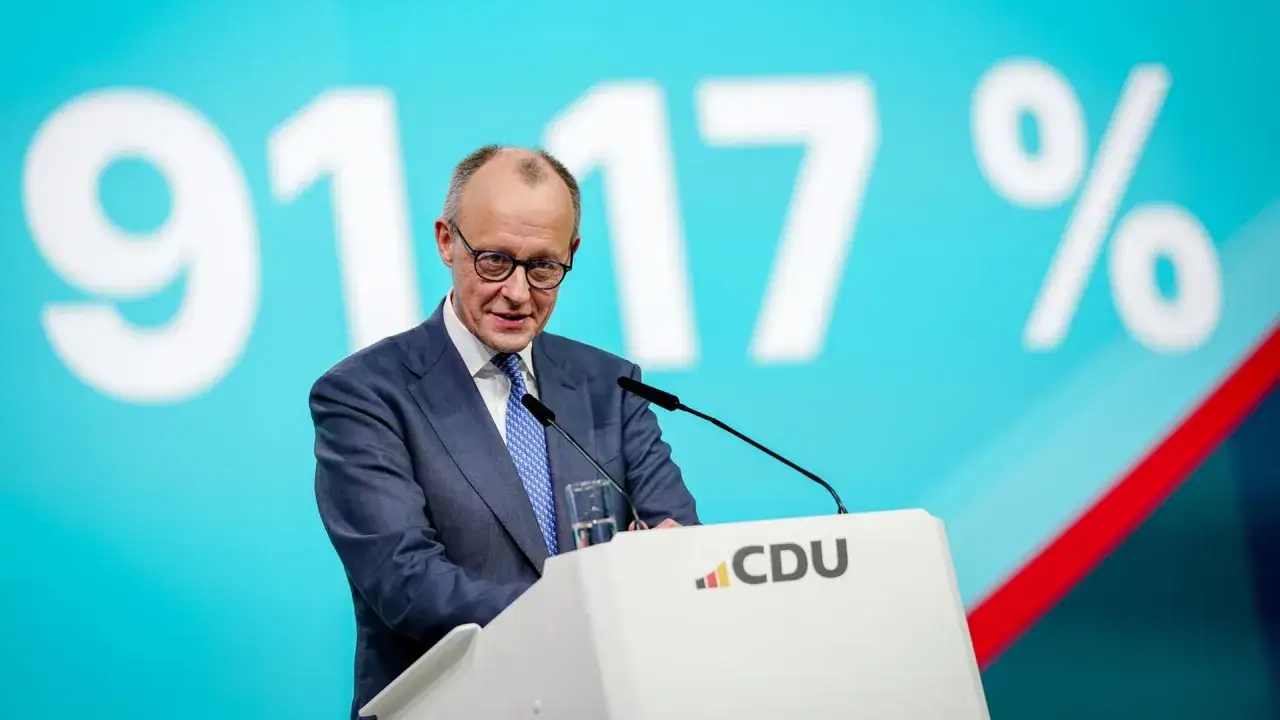 Friedrich Merz, Parteivorsitzender der CDU, spricht vor einem gro&szlig;en 