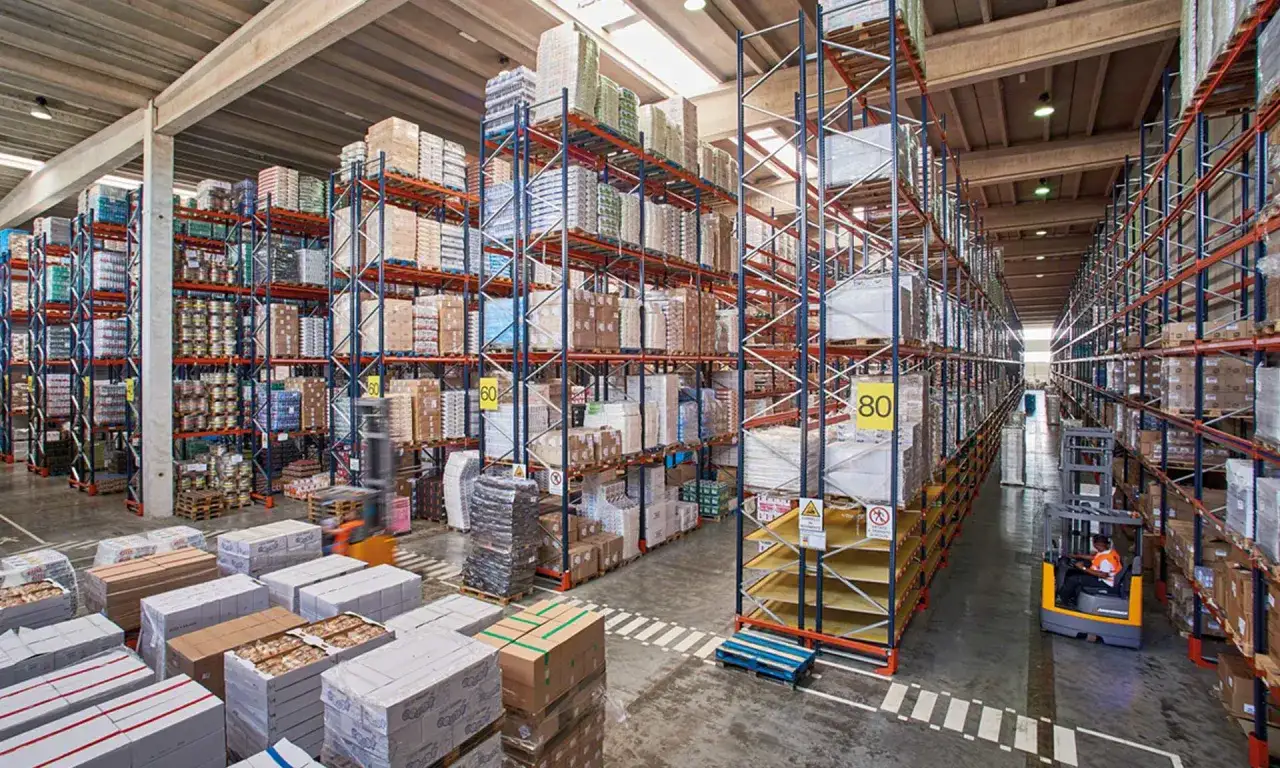 Hohe Regale mit Waren, Gabelstapler im Einsatz. Vielf&auml;ltige lagerarten logistik in einem modernen Lagerhaus.